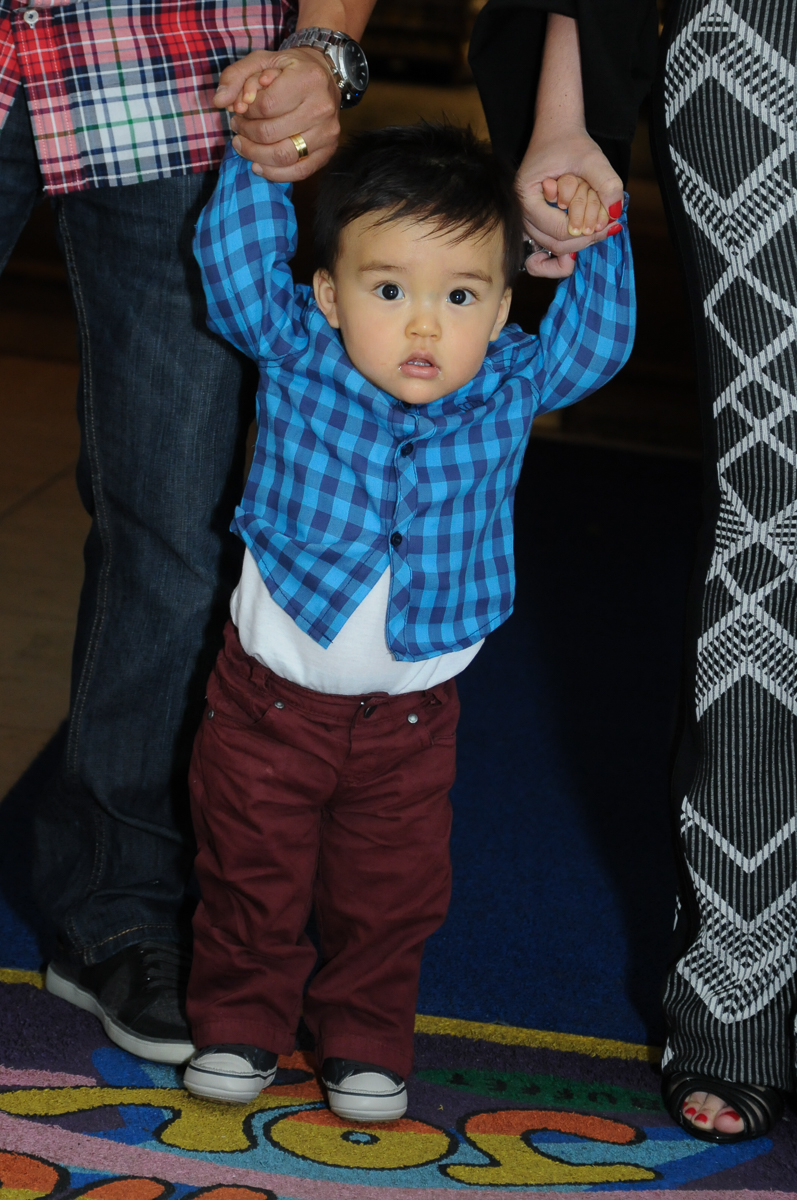 caio entrando com sua família no fachada do buffet magic joy, saude
