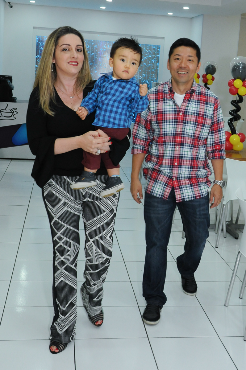 família entrando para a festa do caio no fachada do buffet magic joy, saude