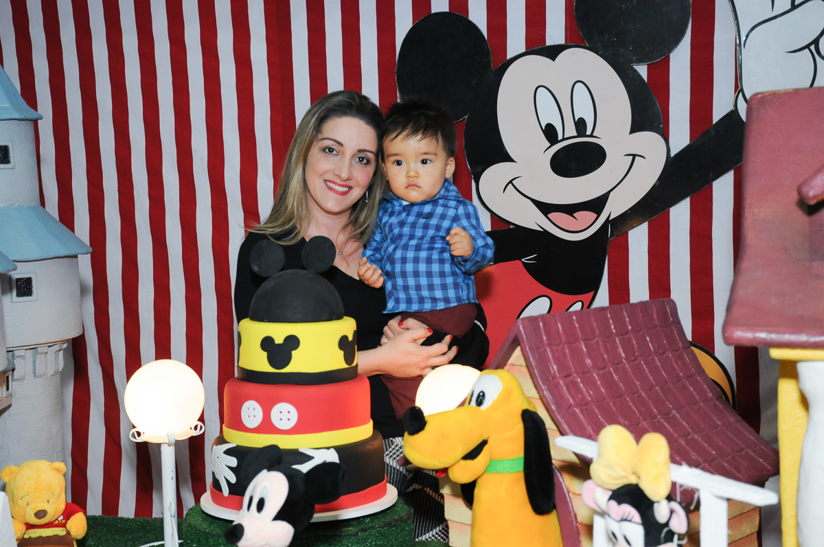 caio e a mamãe na mesa decorada do mickey no fachada do buffet magic joy, saude