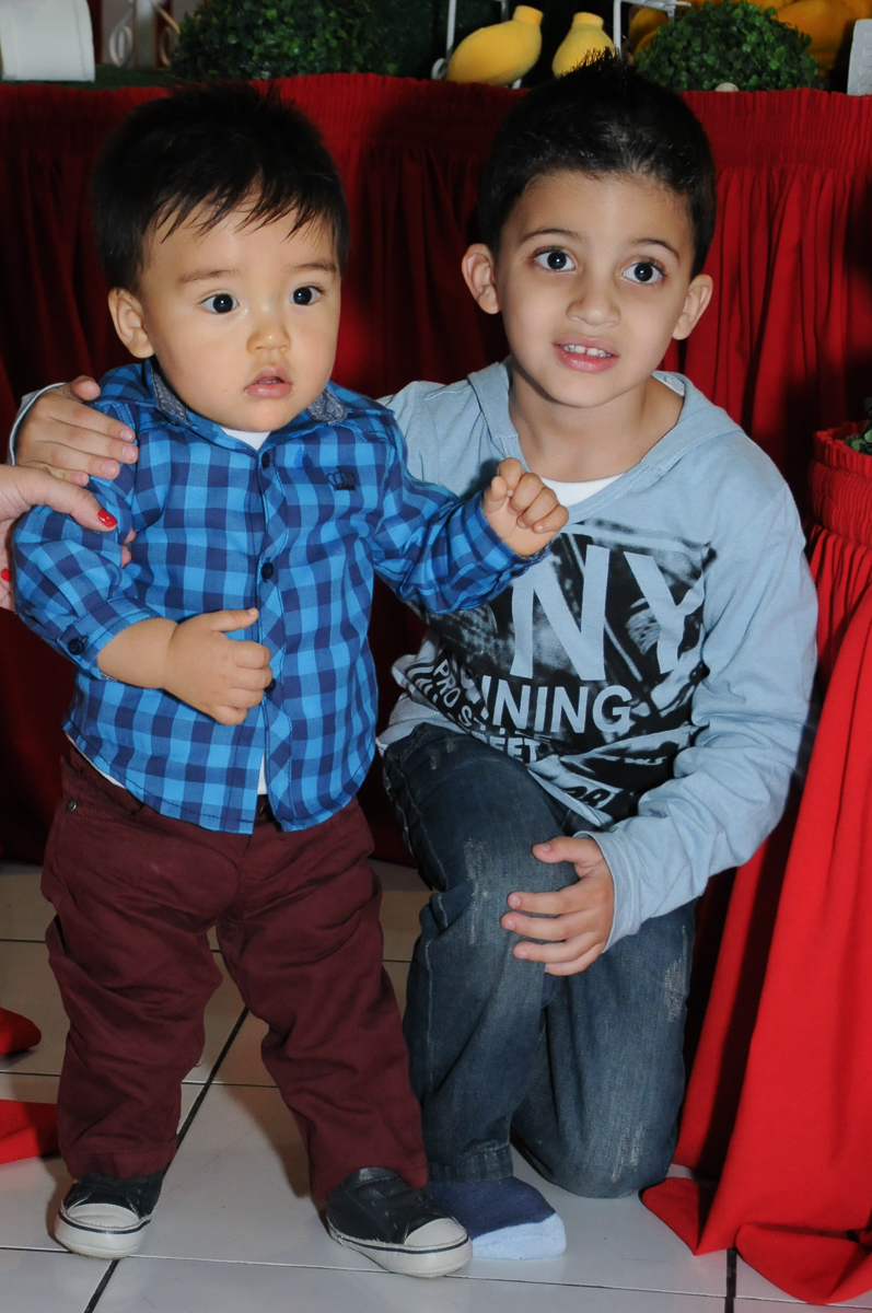 lucas e amiguinho no fachada do buffet magic joy, saude