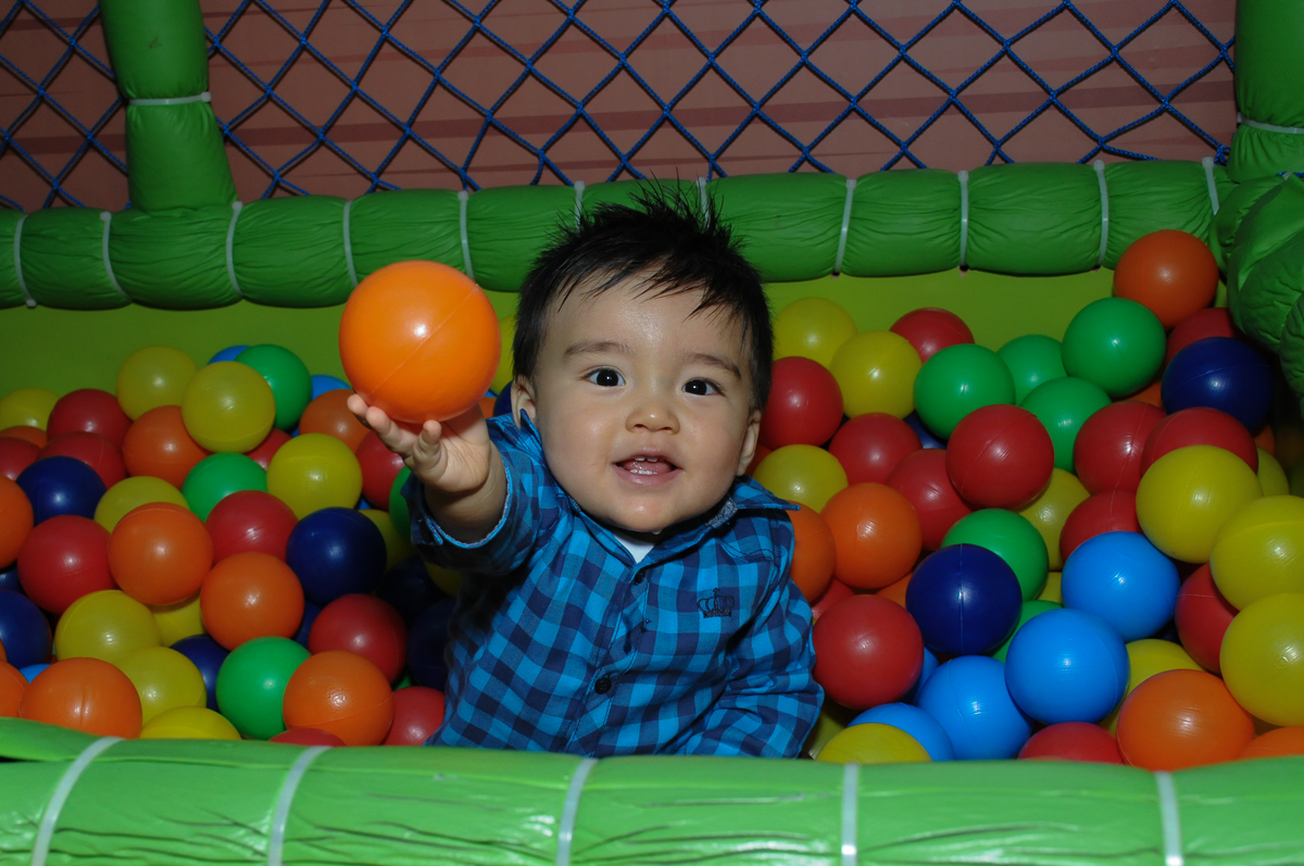 Caio brincando na piscina de bolinha no fachada do buffet magic joy, saude