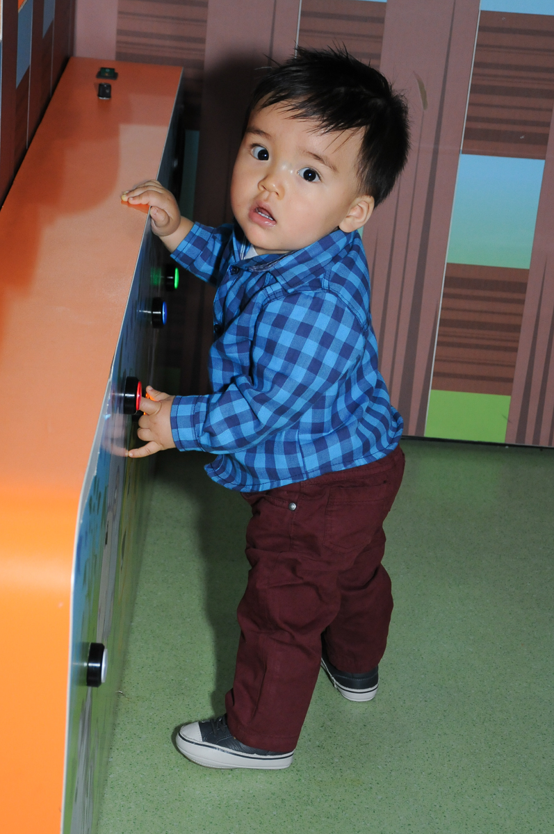 caio brincando na área baby no fachada do buffet magic joy, saude