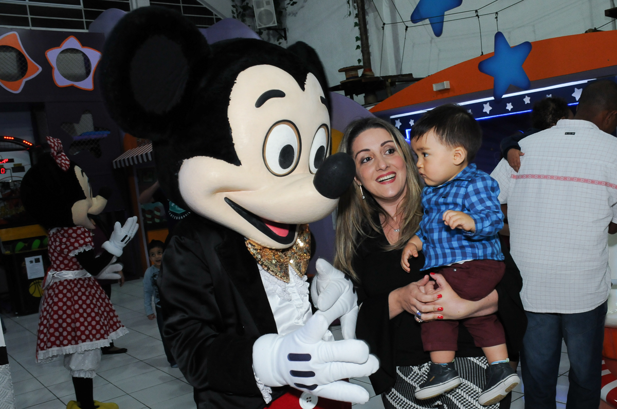 caio com os personagens do mickey no fachada do buffet magic joy, saude