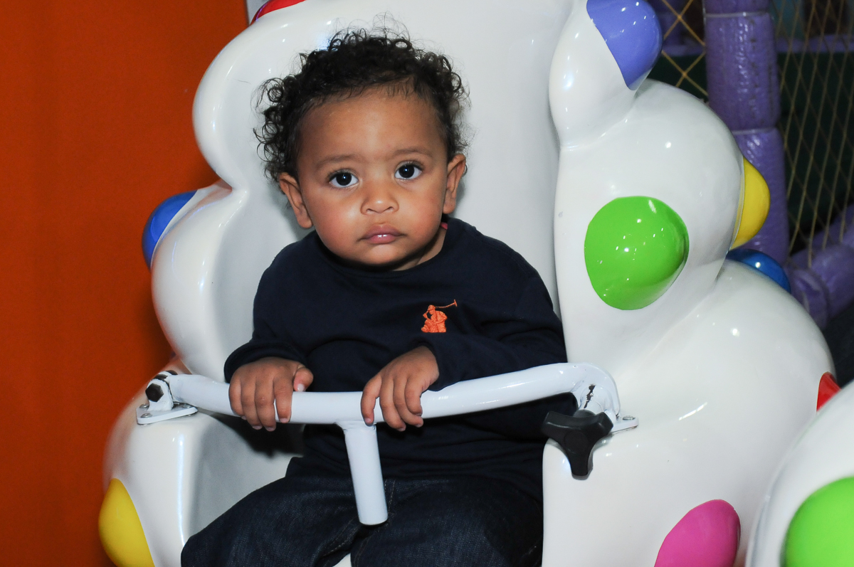 amiguinho sentado na mão do mickey no fachada do buffet magic joy, saude