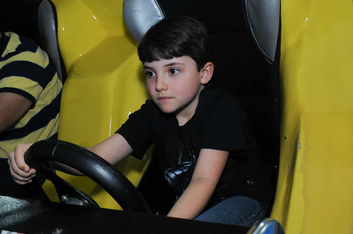 amiguinho brincando no carrinho de trombada no fachada do buffet magic joy, saude