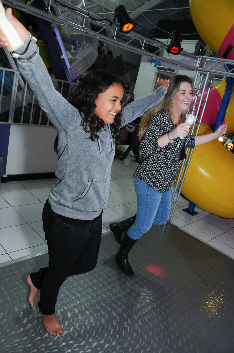 convidadas dançando x box no fachada do buffet magic joy, saude