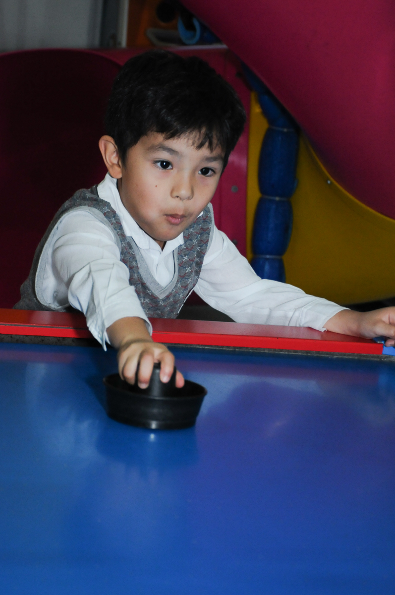 amiguinho brincando no fachada do buffet magic joy, saude
