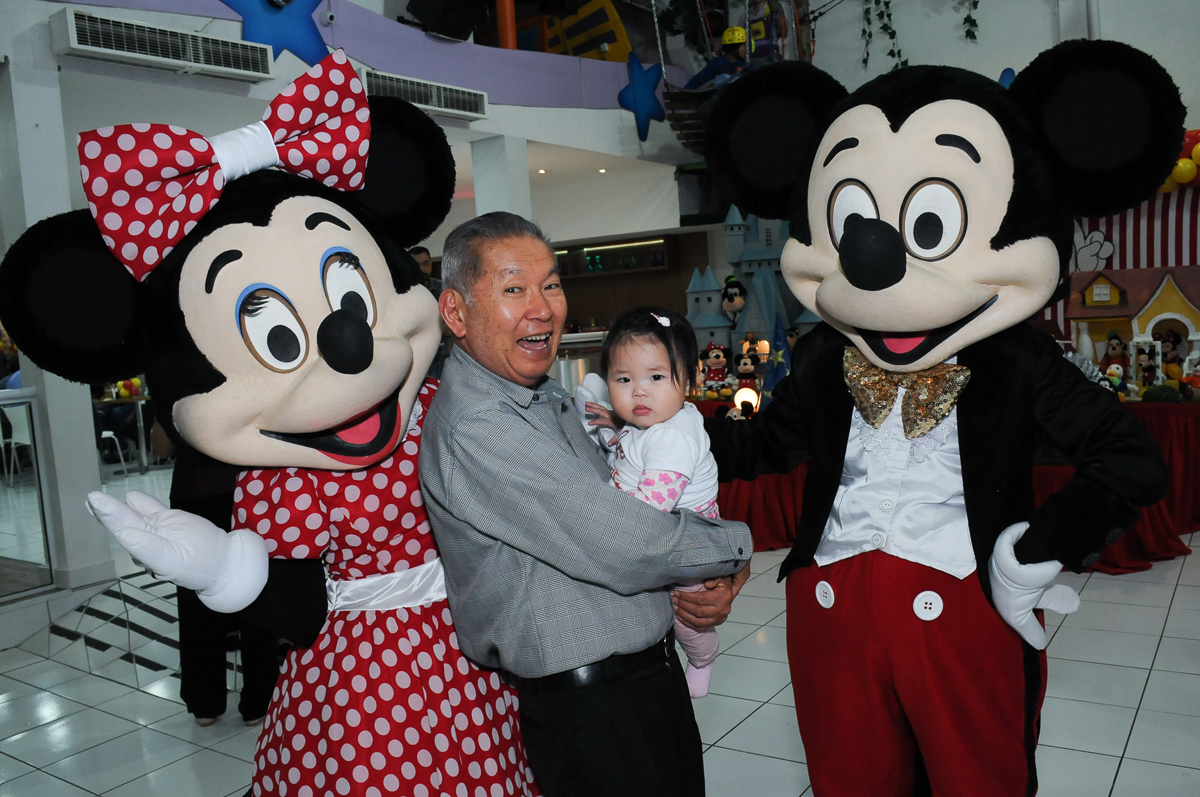 convidada no colo do vovô no fachada do buffet magic joy, saude