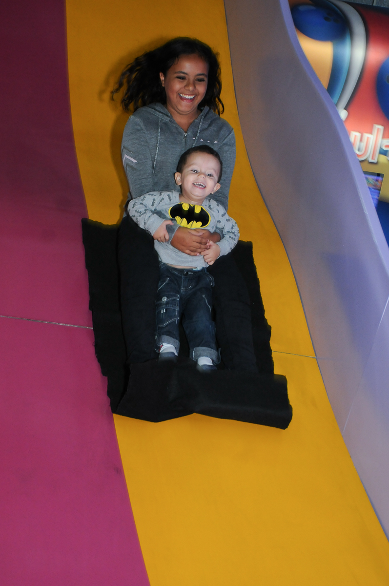 mãe e filho no escorregador no fachada do buffet magic joy, saude