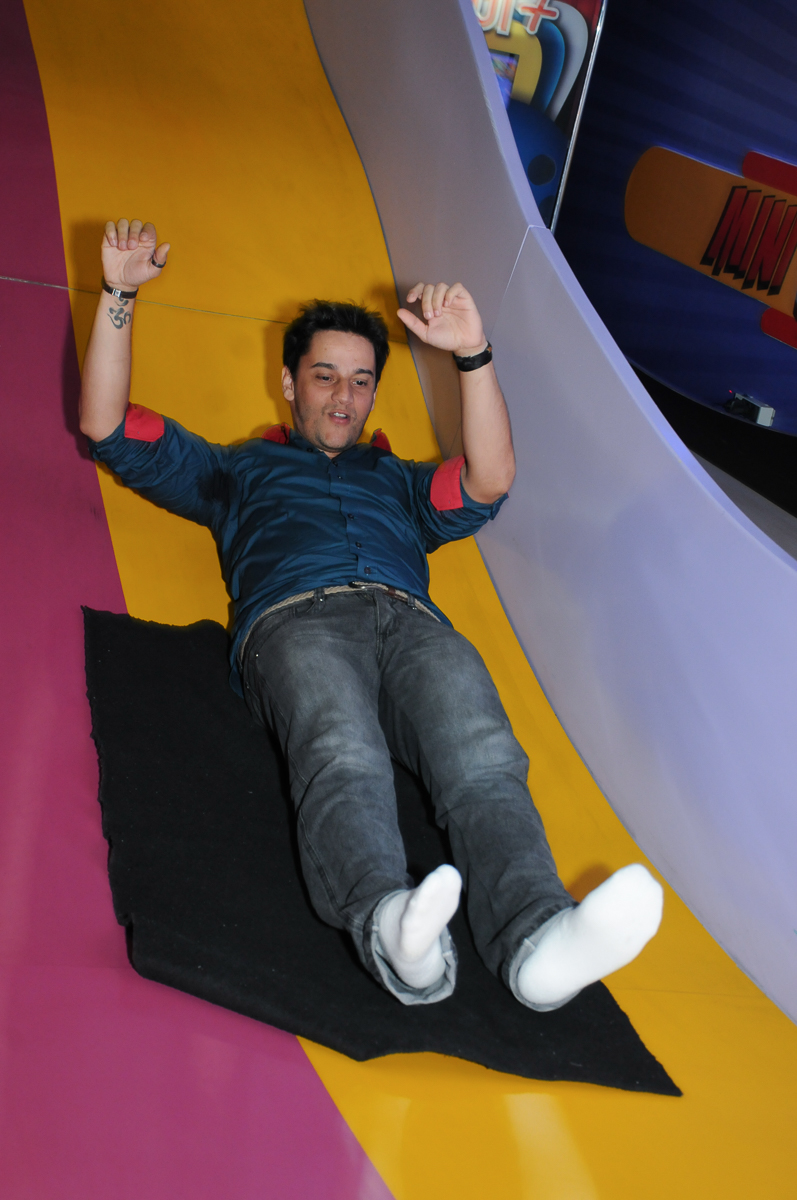 adulto brincando no escorregador no  fachada do buffet magic joy, saude