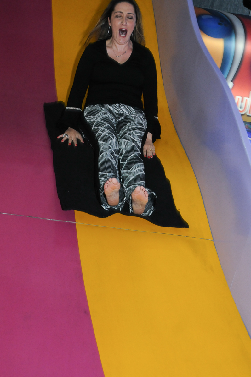 mãe do caio no escorregador no fachada do buffet magic joy, saude