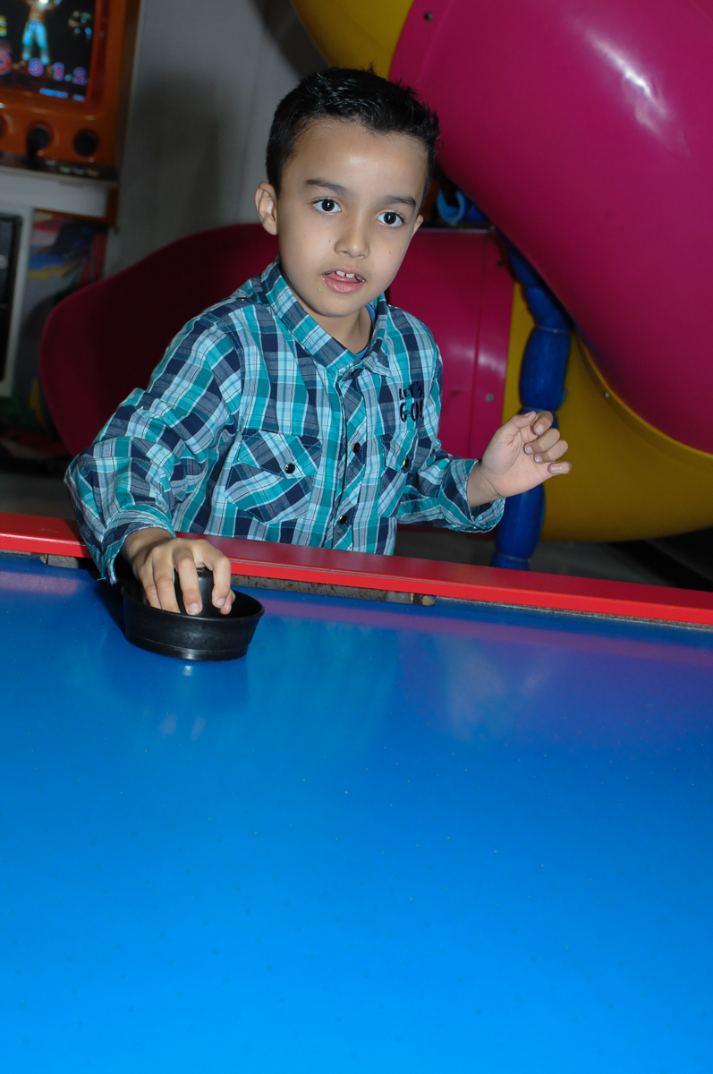 amiguinho brincando no fachada do buffet magic joy, saude