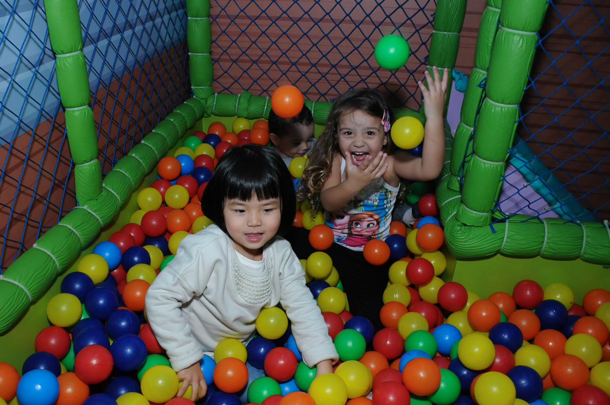 turminha se divertindo na piscina de bolinha no fachada do buffet magic joy, saude