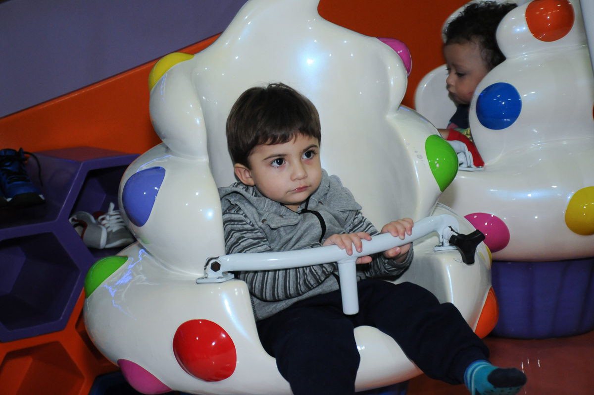 amiguinho brincando no carrossel no fachada do buffet magic joy, saude
