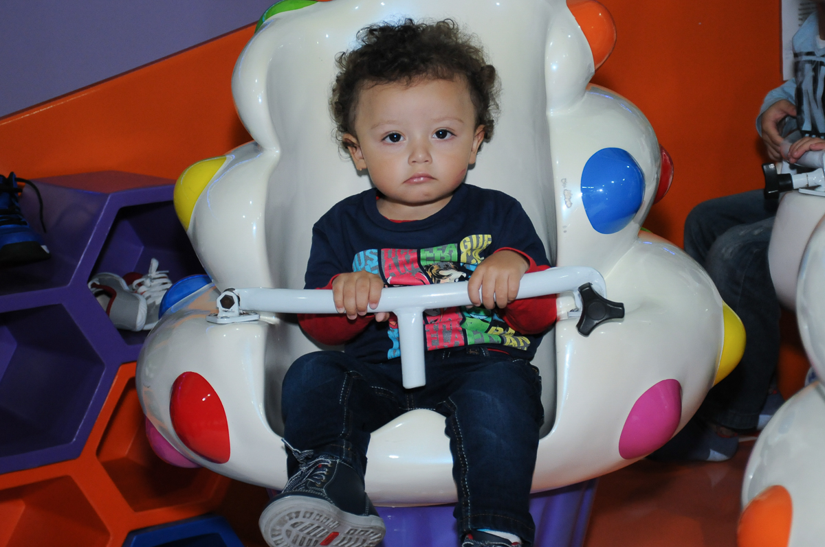 outro amiguinho brincando no carrossel