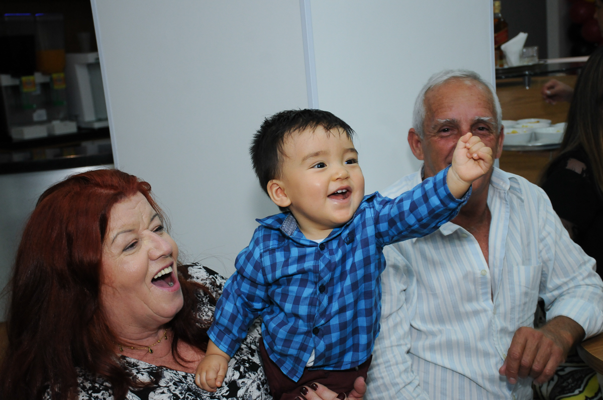 caio feliz em sua festa no fachada do buffet magic joy, saude