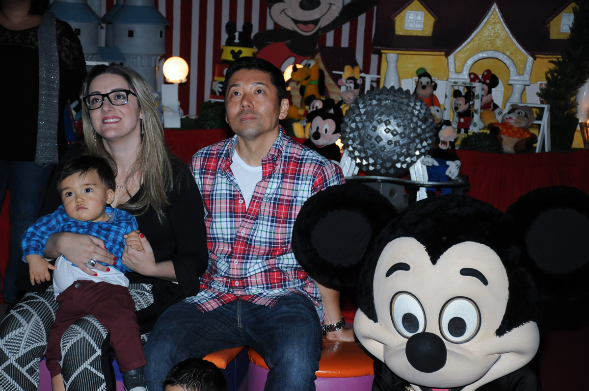papai e mamãe e caio assistindo a retrospectiva no fachada do buffet magic joy, saude