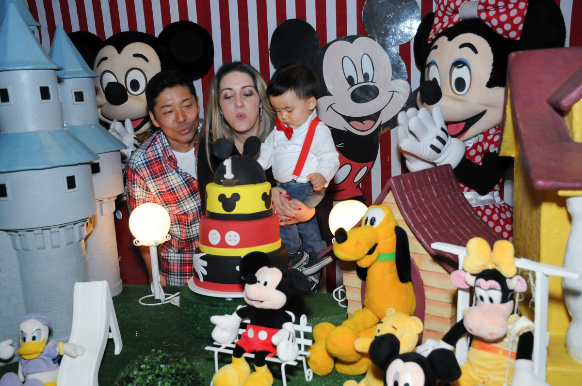 caio soprando a velinha do bolo do parabéns no fachada do buffet magic joy, saude