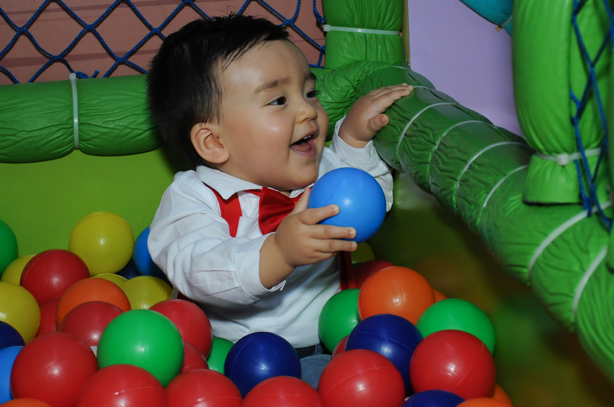 caio vestido de mickey brincando na piscina de bolina no fachada do buffet magic joy, saude