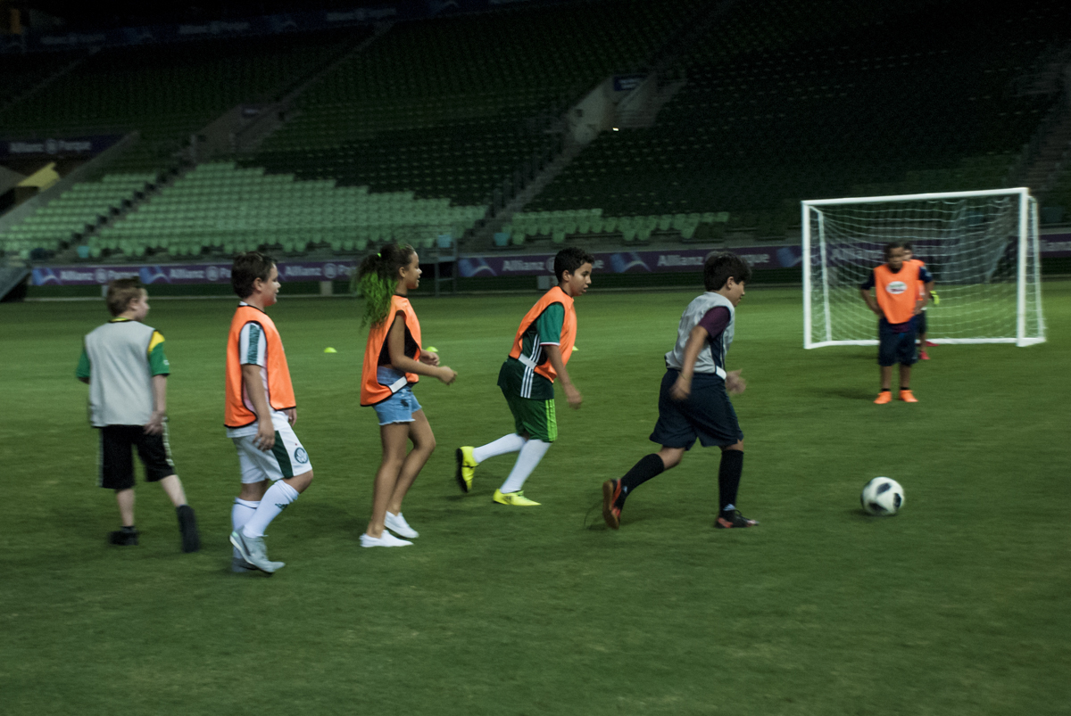 correndo atras da bola para fazer o gol