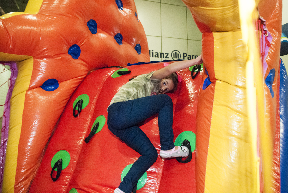 brincadeiras divertidas no escorregador inflável