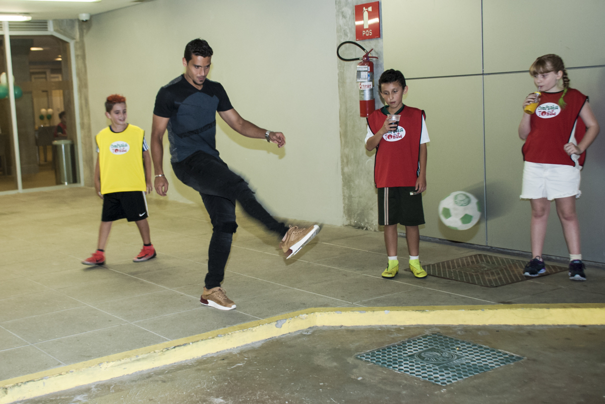 O pai também joga futebol