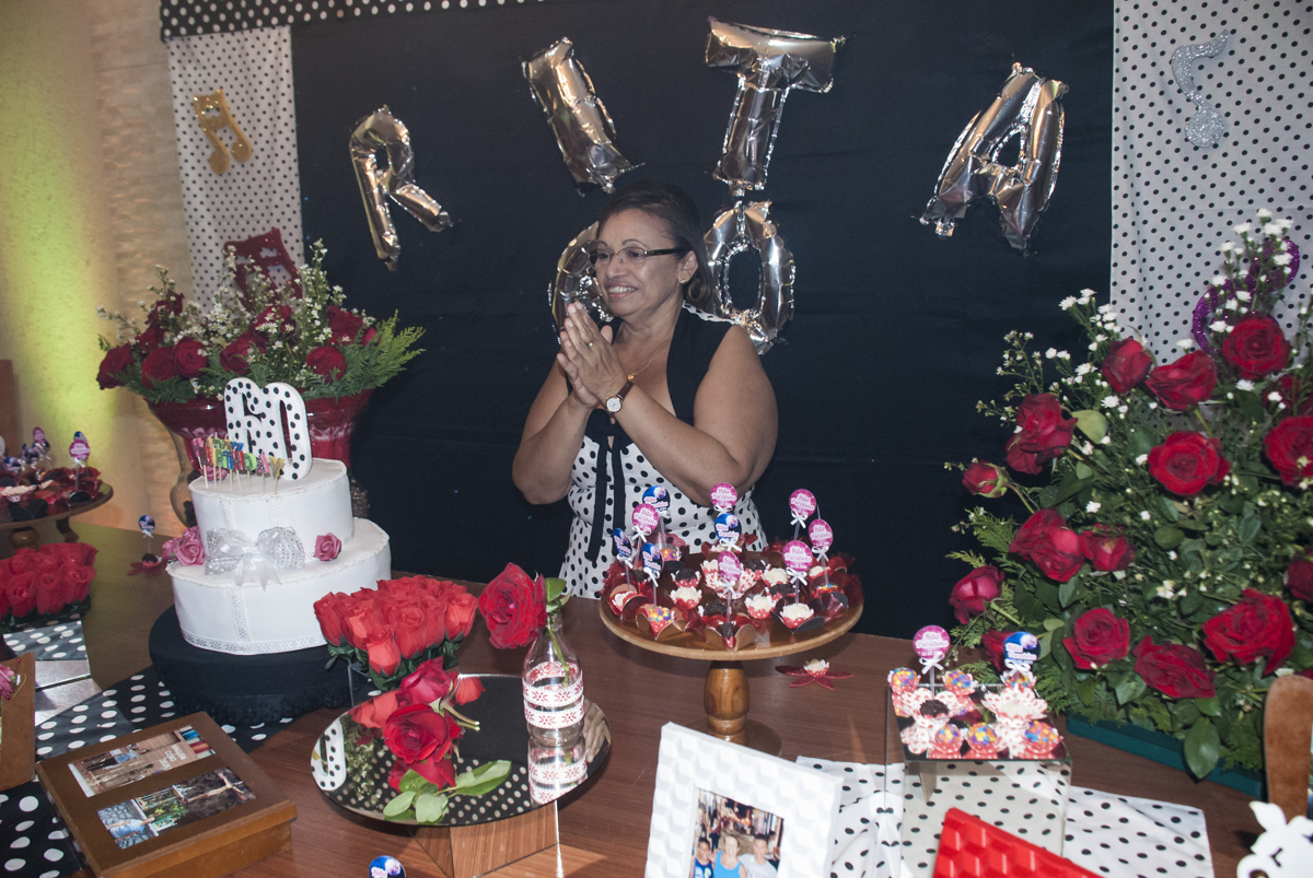 final da festa com todos muito felizes