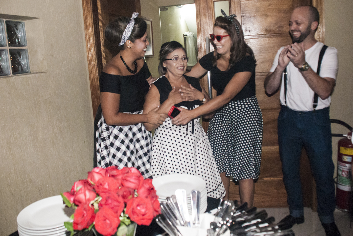 A aniversariante chega, festa é surpresa