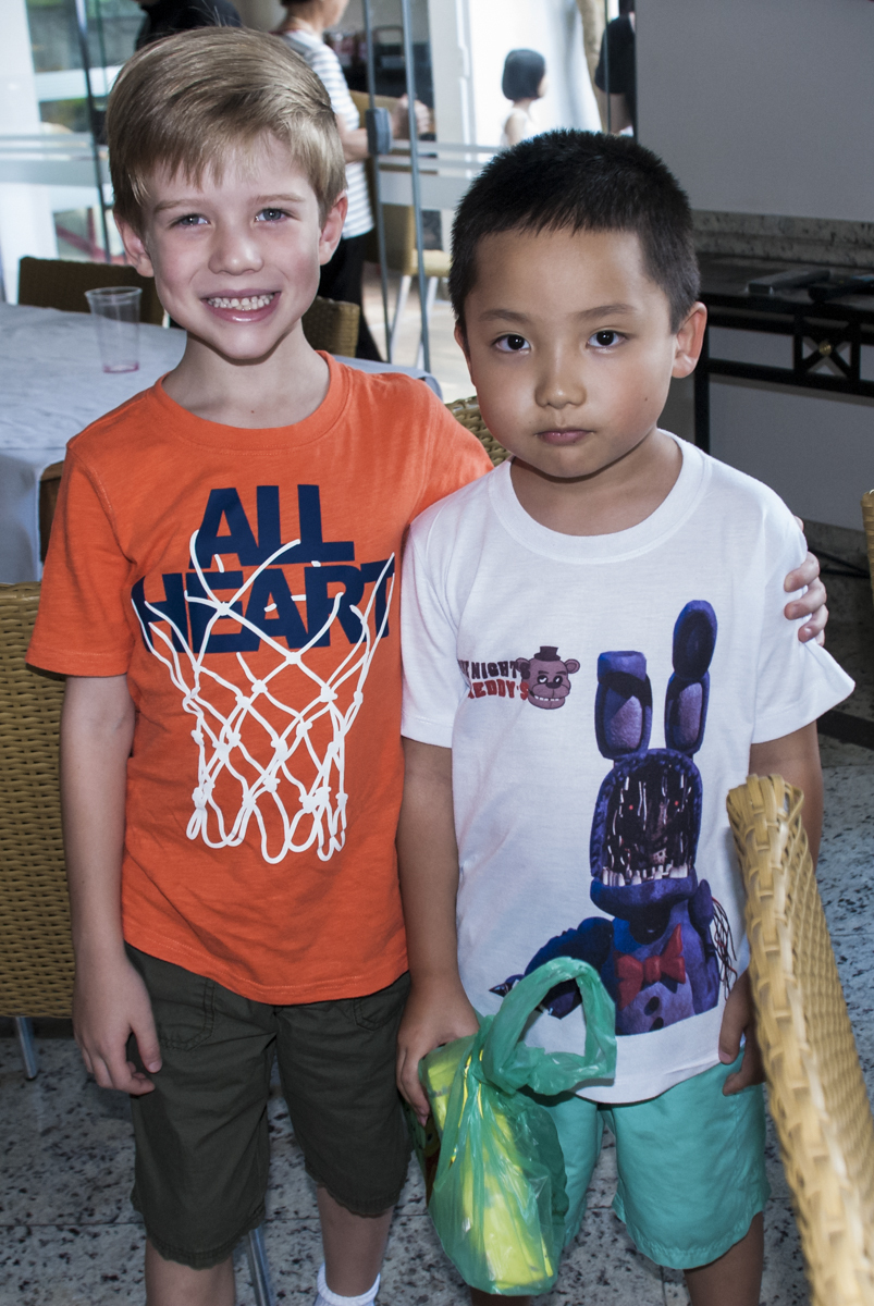 recebendo o amigo para sua festa