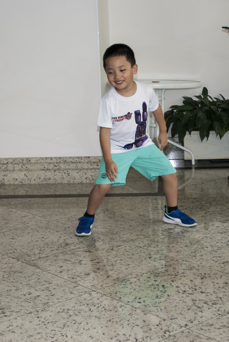 esperando os amigos para brincar