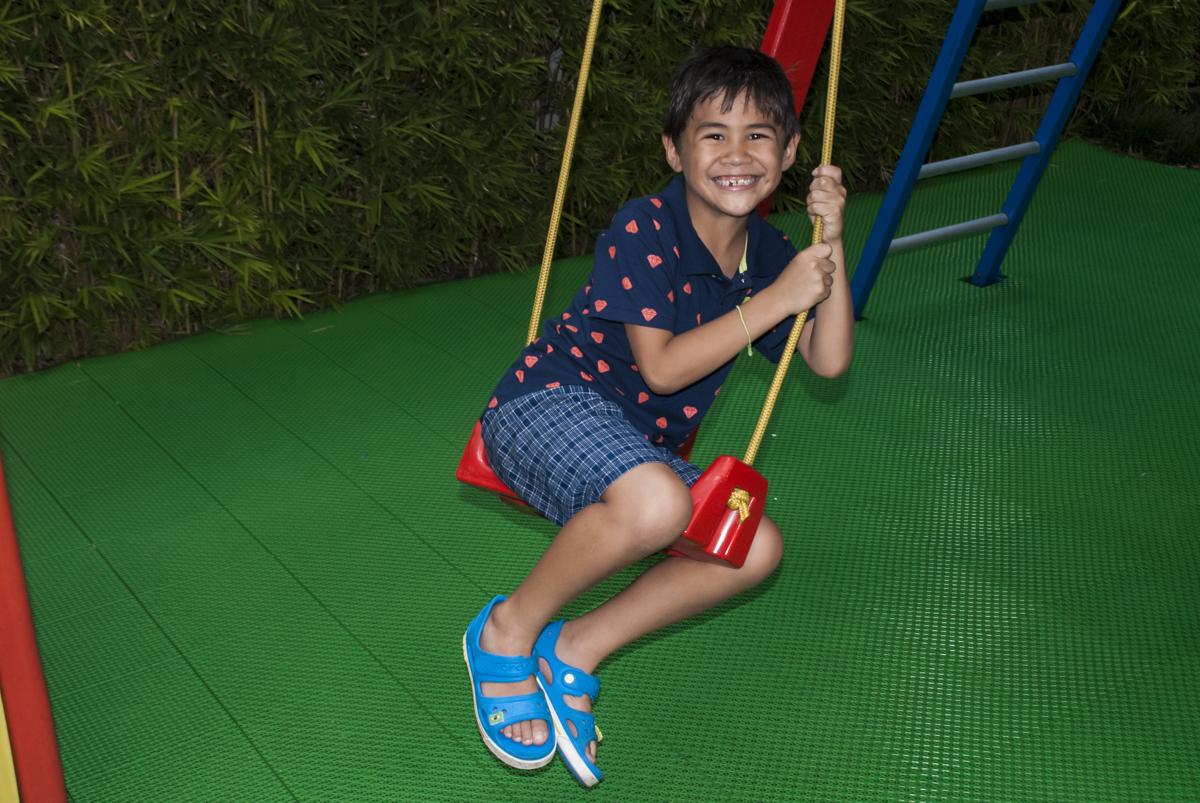os meninos também gostam de brincar no balanço