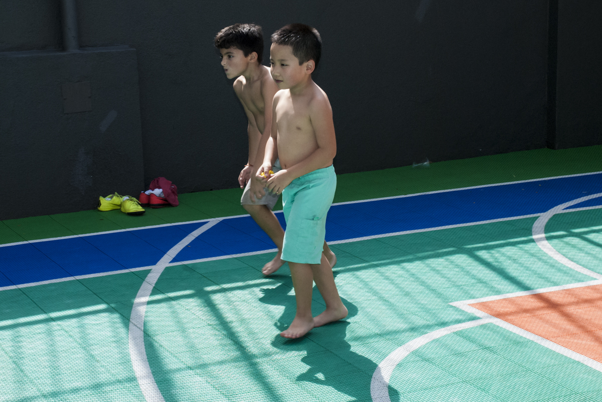 na quadra de futebol todos se divertem