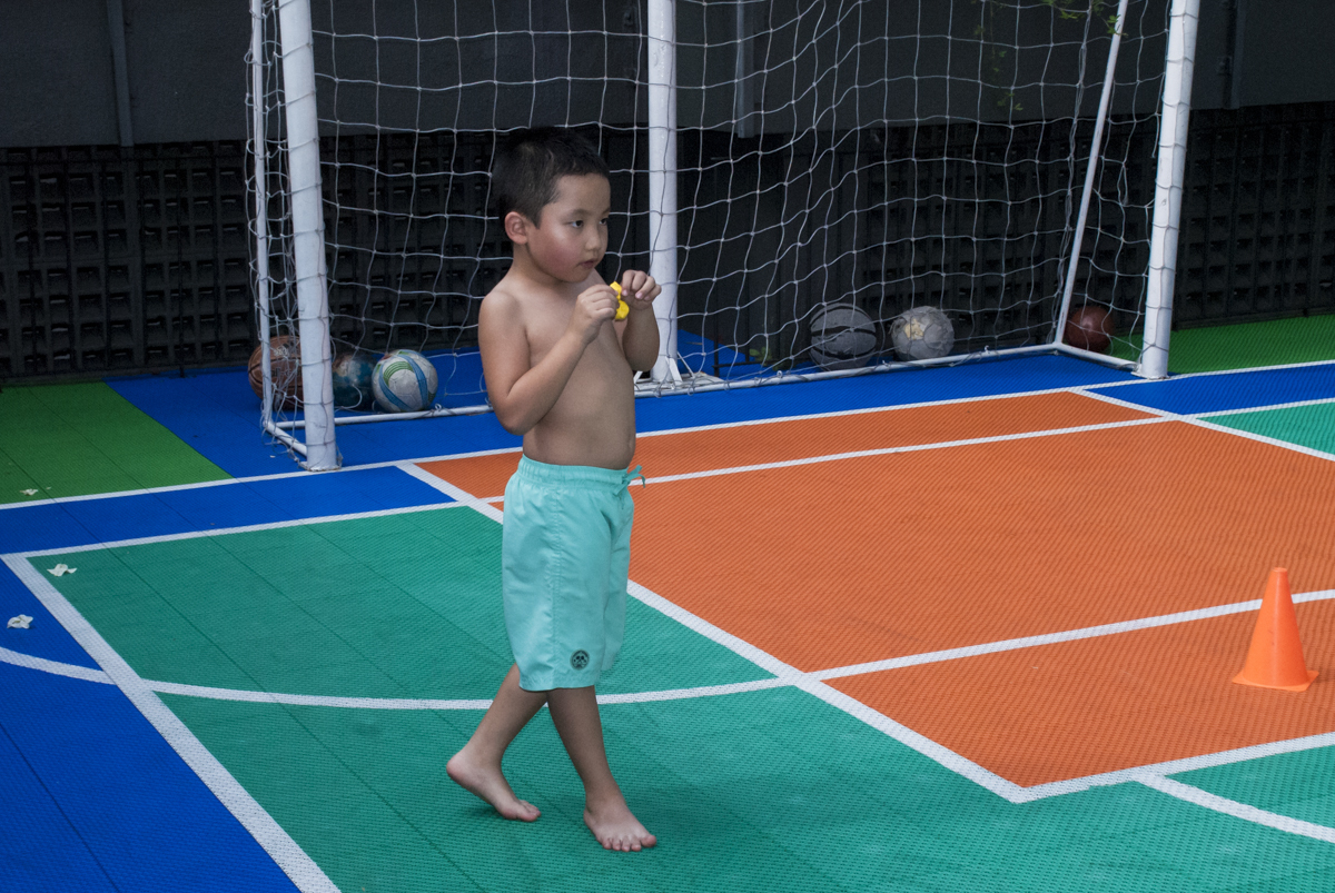 suando de tanto brincar na quadra de futebol