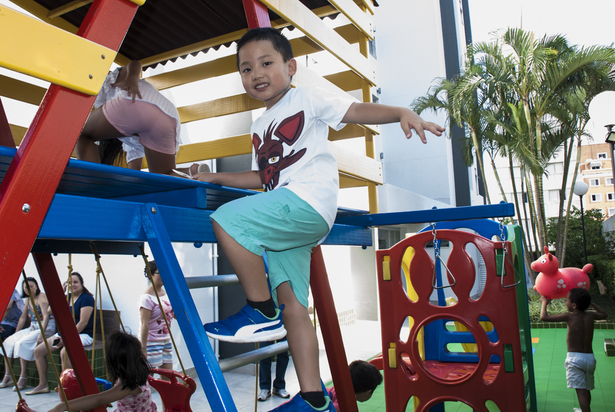 brincando no play ground do condomínio