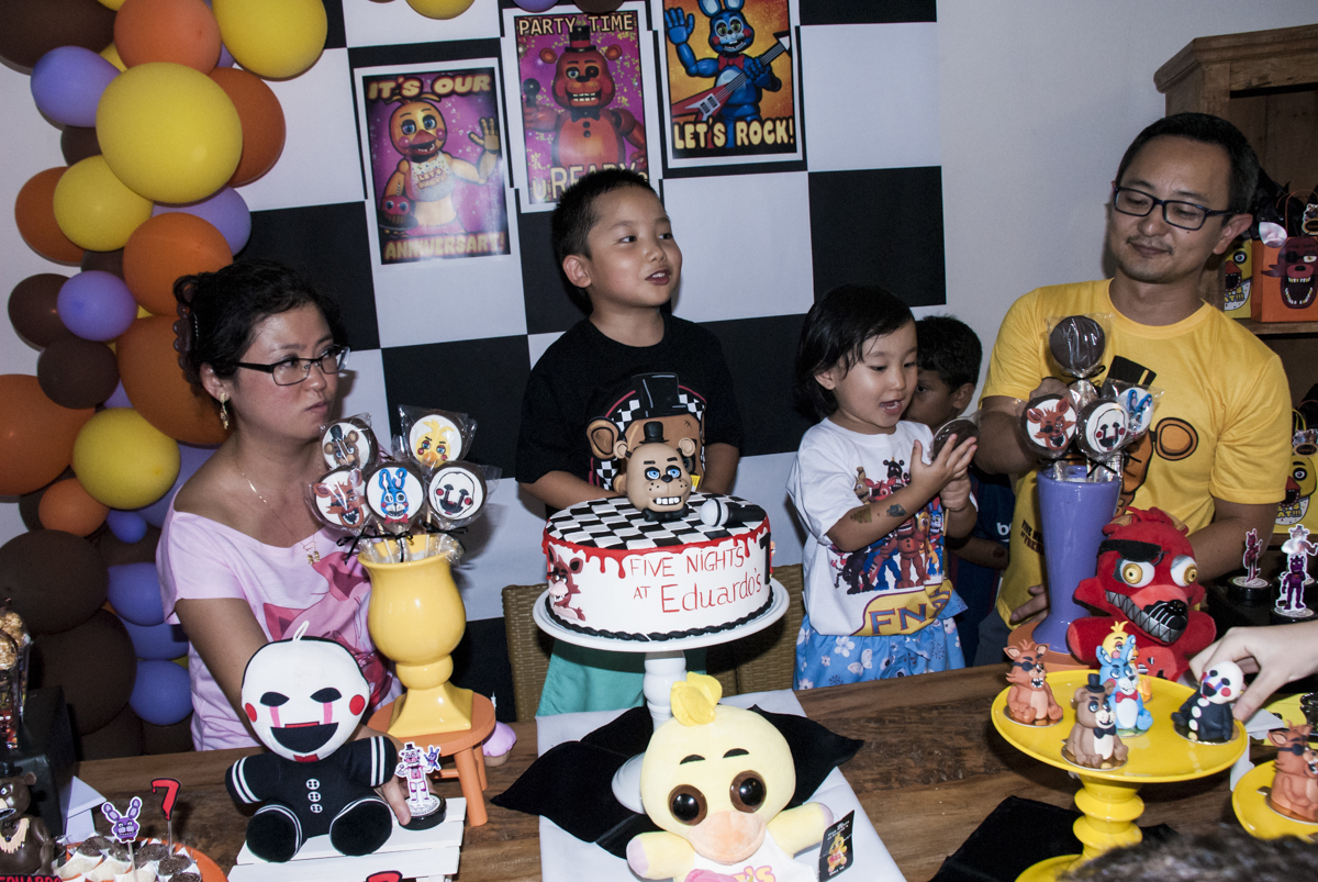 A família reune para cantar o parabéns 