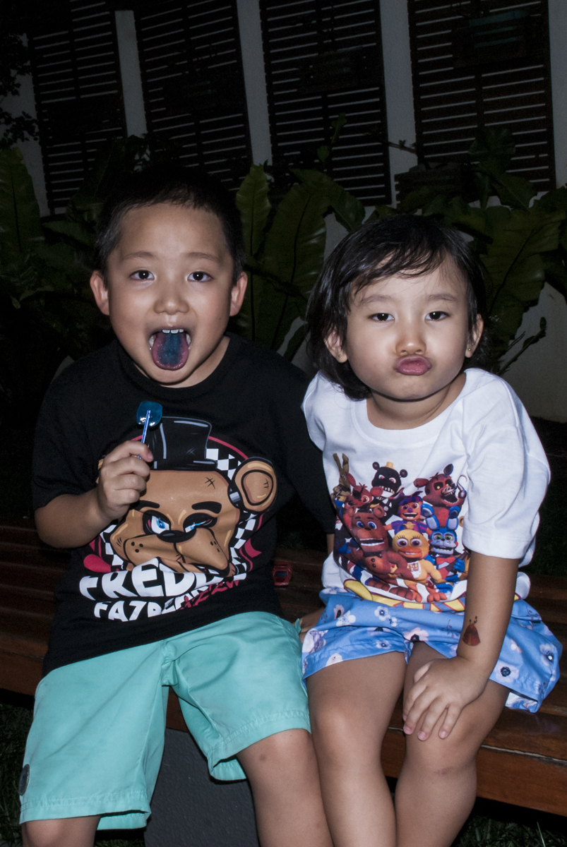 os irmãos curtem juntos o final da festa