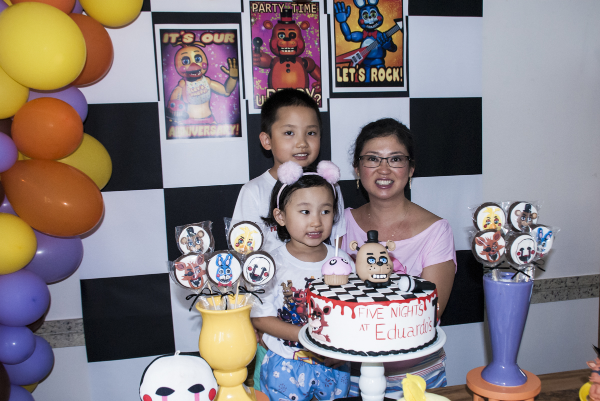 fotografia da mãe com seus filhos