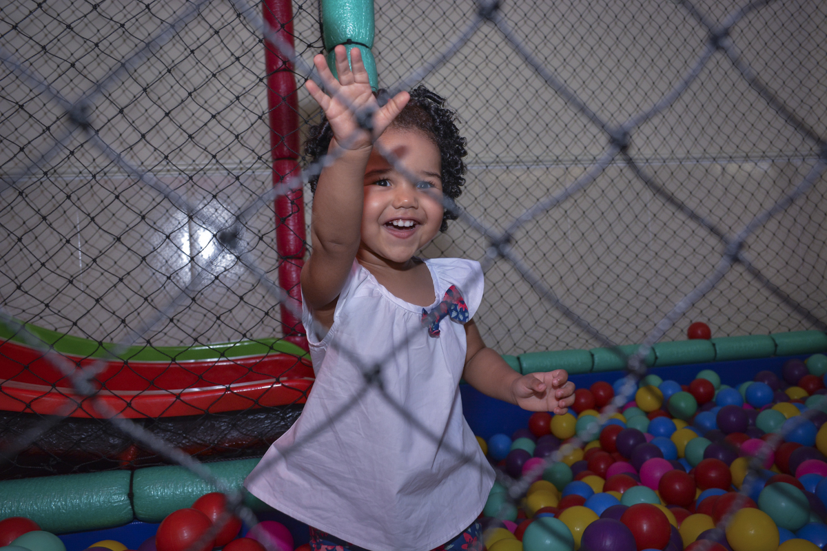chamando amigos para curtir a piscina de bolinhas