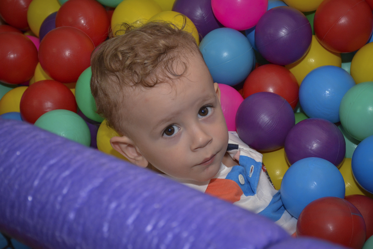 amiguinho brinca nas bolinhas