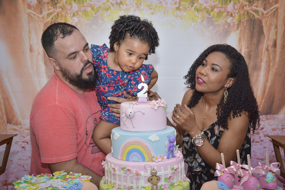 soprando a vela do bolo