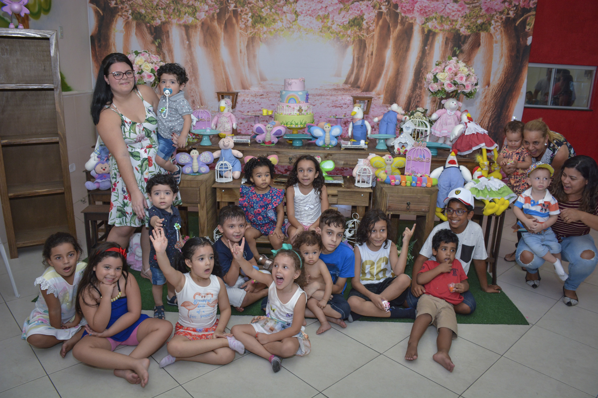 foto de final da festa com todas as crianças