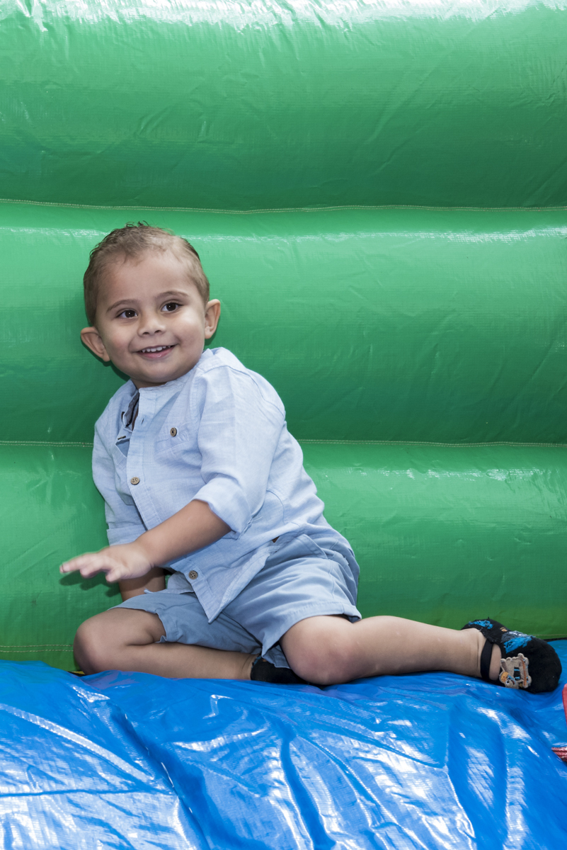 diversão garantida no escorregador inflável