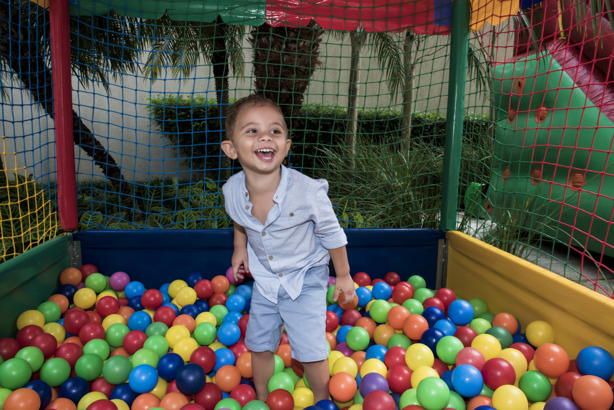 brincando na piscina de bolinhas