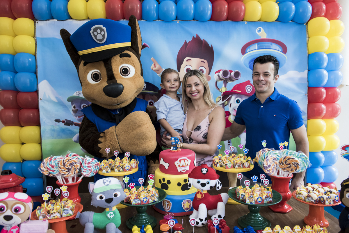 A família curte a mesa temática