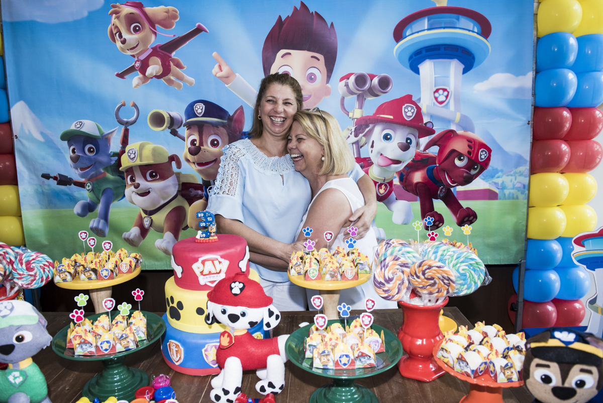 As avós se abraçam felizes