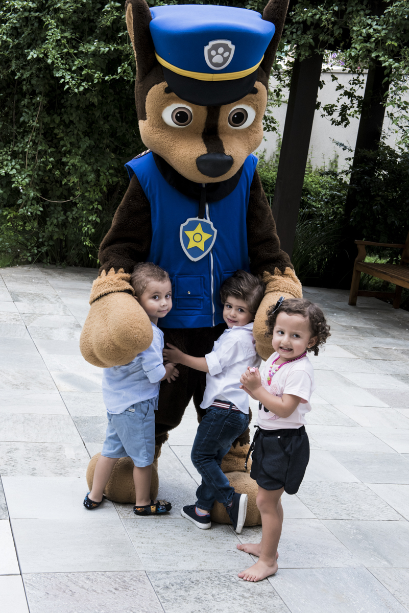 Os amigos brincando no play ground