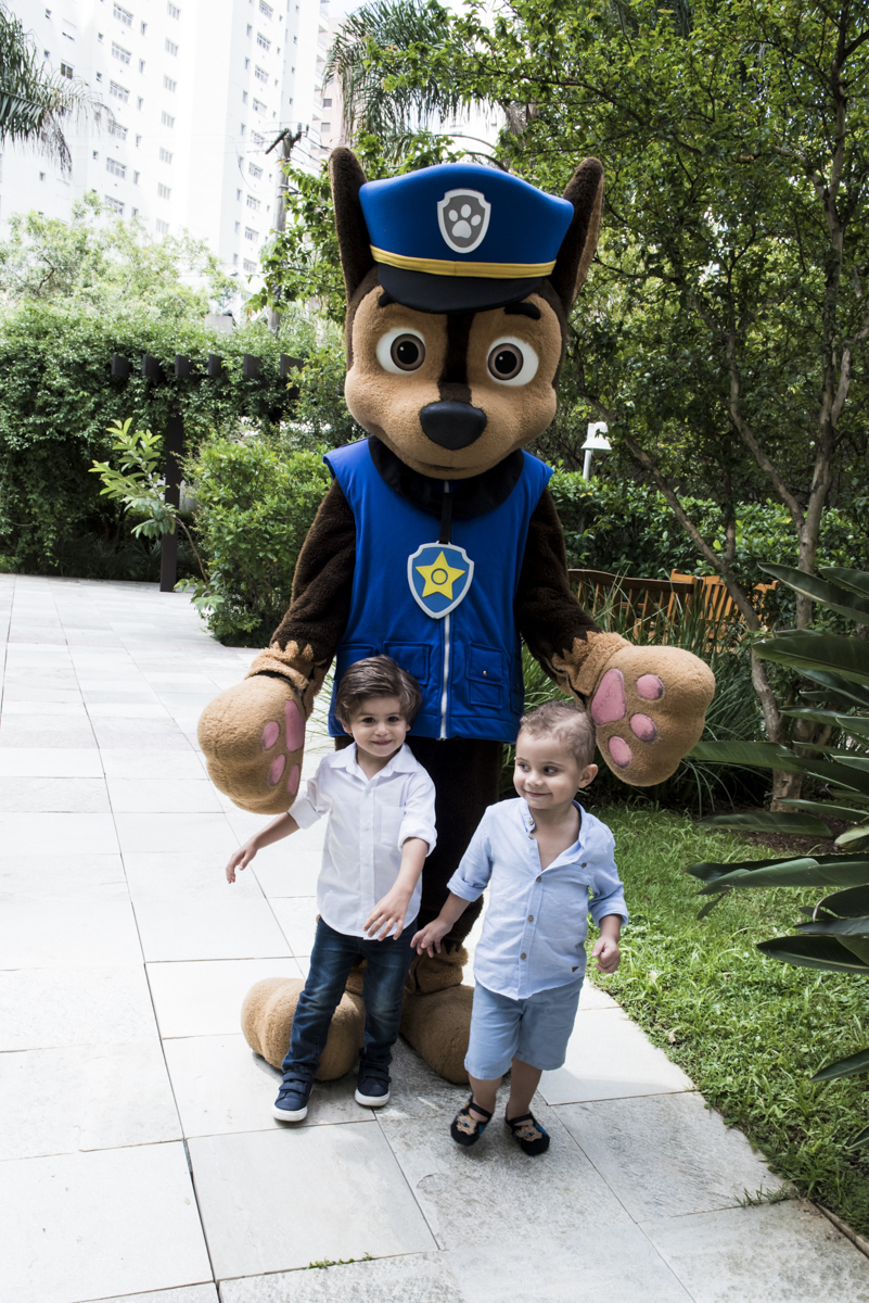 Os amigos curtindo a fsta