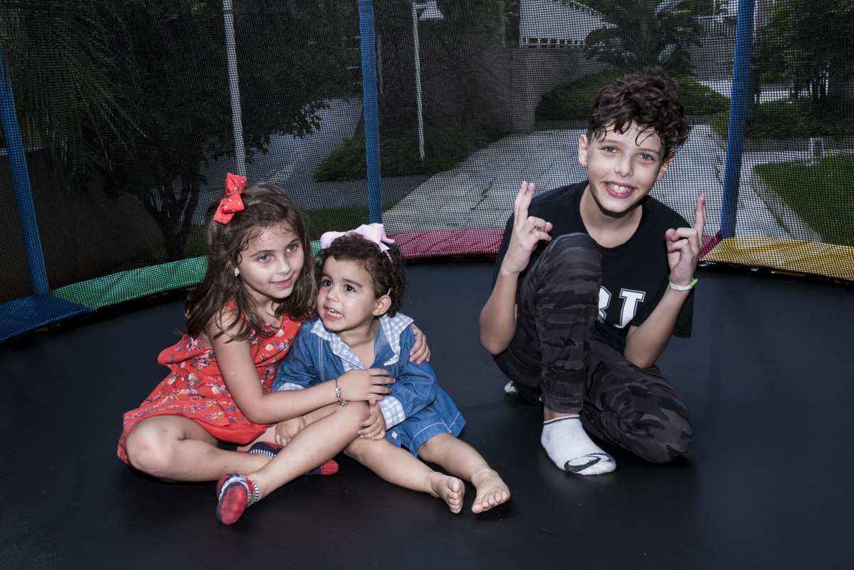amigos brincando na cama elástica