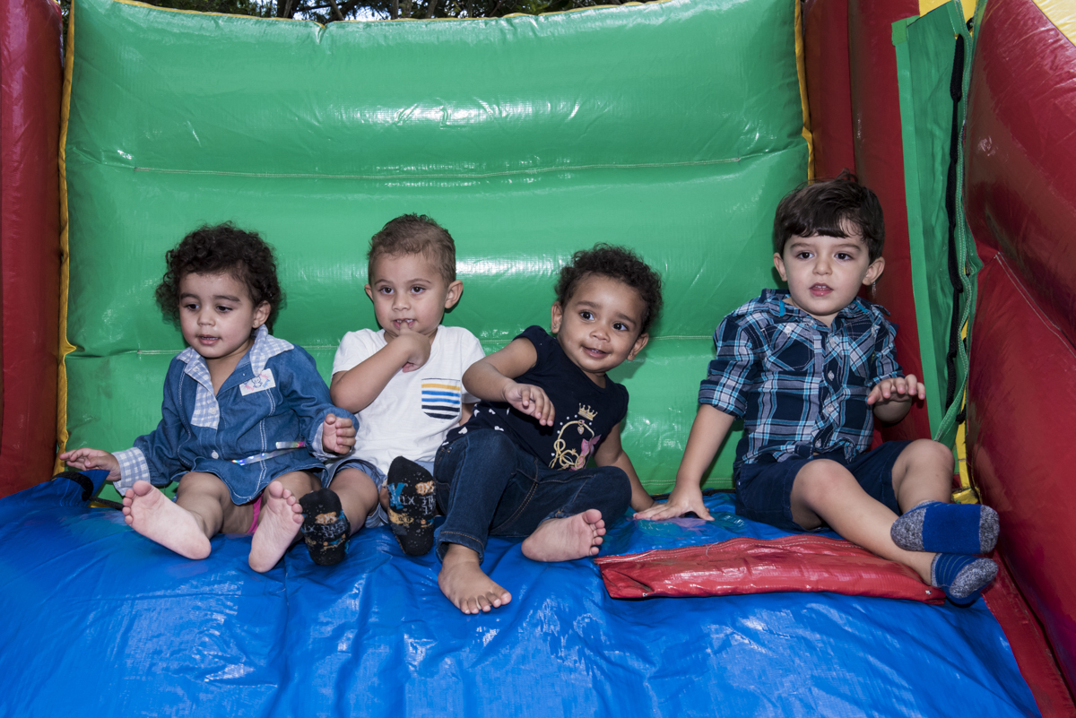 coleguinhas preparam para escorregar