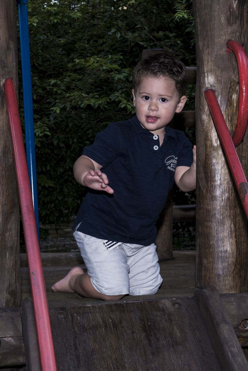 O amigo subindo a escada do brinquedo